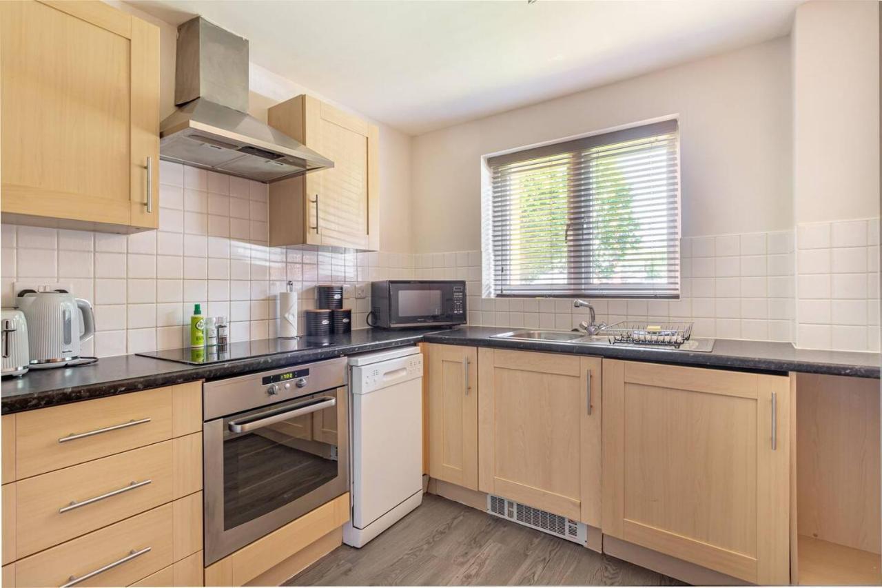 Lovely 2Bed Apt In Redditch, Free Wi-Fi & Parking Esterno foto