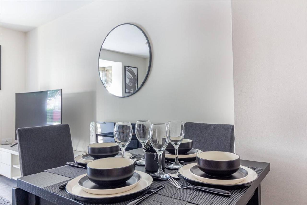 Lovely 2Bed Apt In Redditch, Free Wi-Fi & Parking Esterno foto