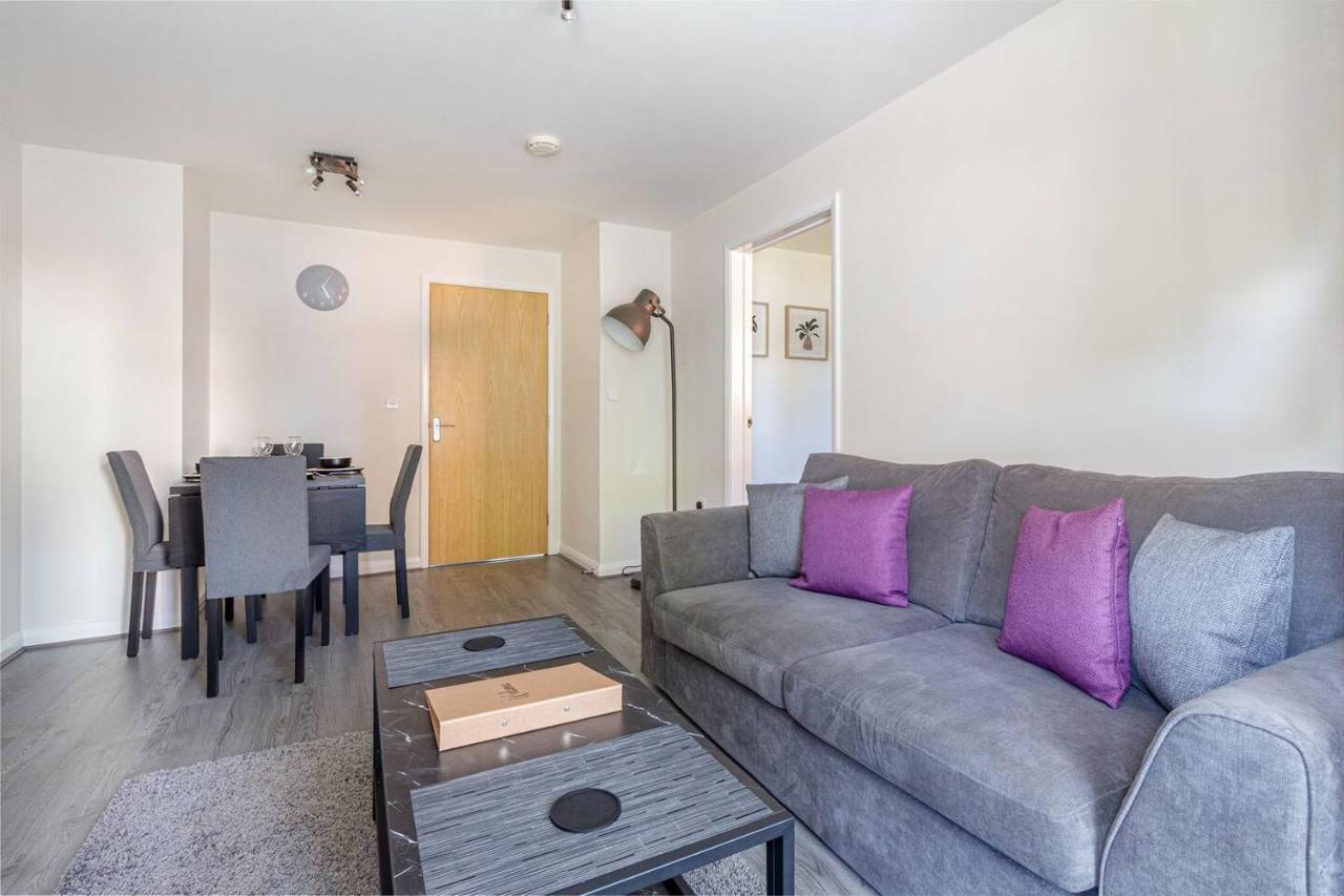 Lovely 2Bed Apt In Redditch, Free Wi-Fi & Parking Esterno foto