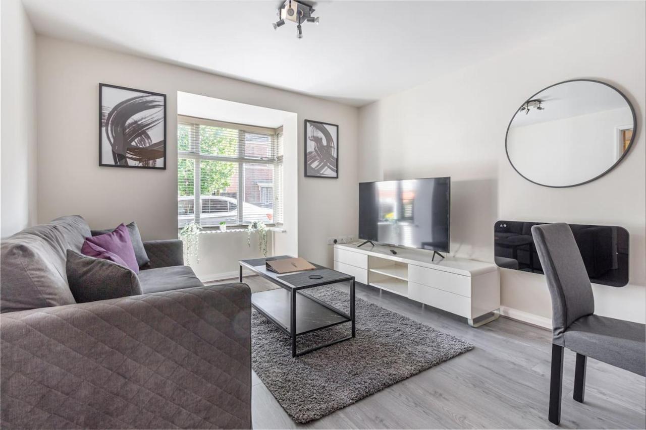 Lovely 2Bed Apt In Redditch, Free Wi-Fi & Parking Esterno foto