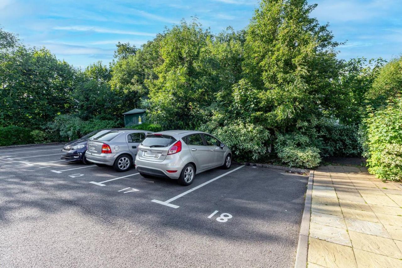Lovely 2Bed Apt In Redditch, Free Wi-Fi & Parking Esterno foto