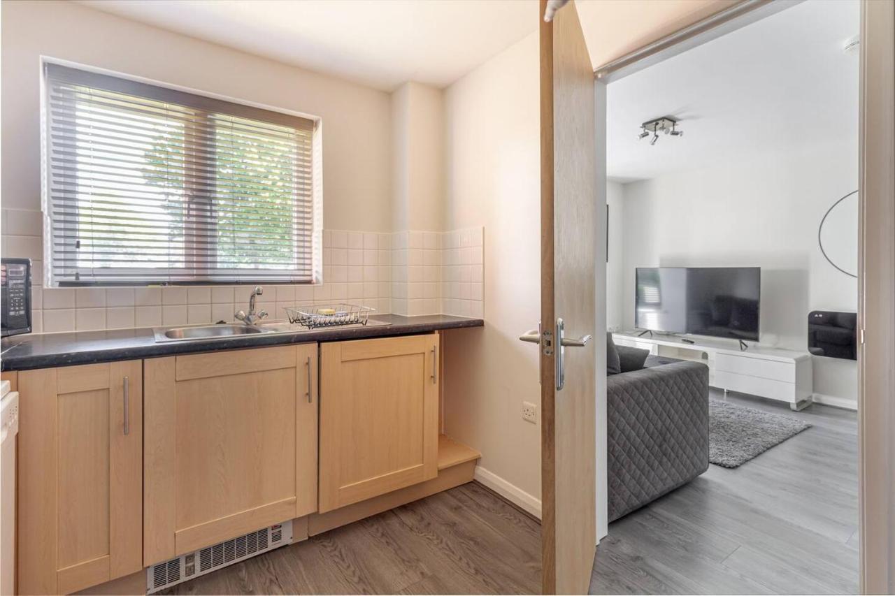 Lovely 2Bed Apt In Redditch, Free Wi-Fi & Parking Esterno foto