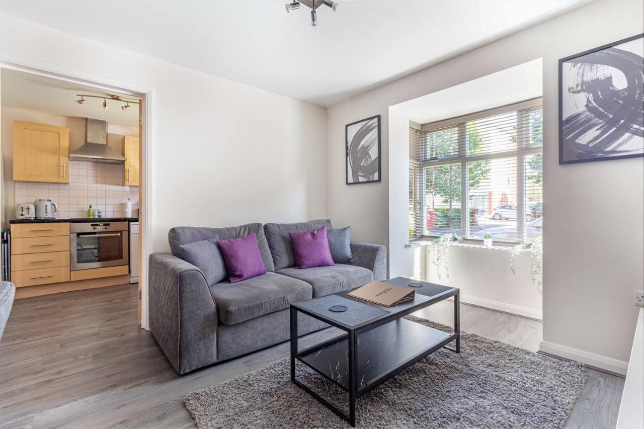 Lovely 2Bed Apt In Redditch, Free Wi-Fi & Parking Esterno foto