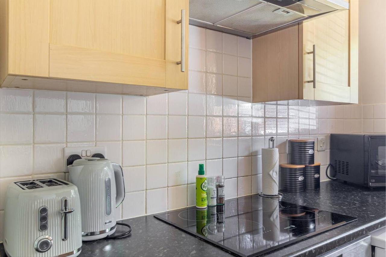 Lovely 2Bed Apt In Redditch, Free Wi-Fi & Parking Esterno foto