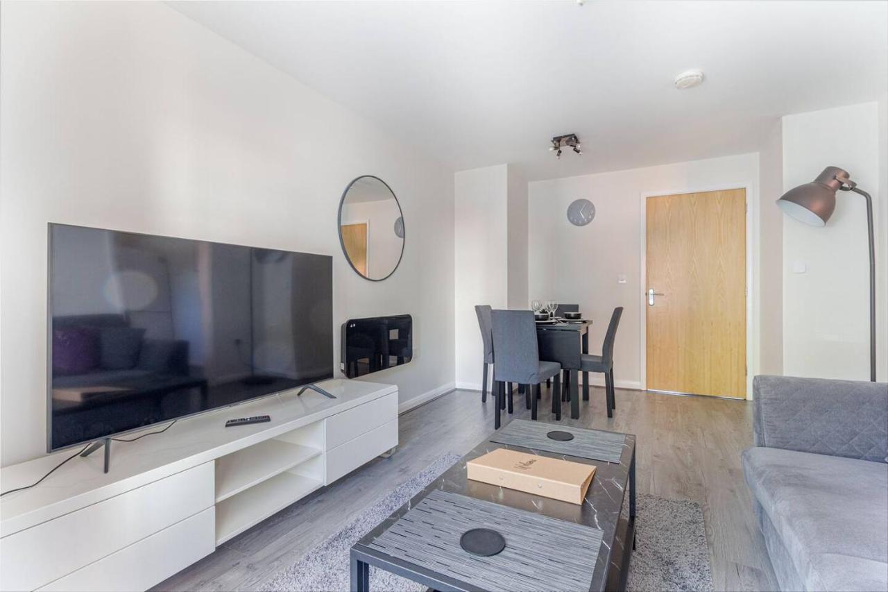 Lovely 2Bed Apt In Redditch, Free Wi-Fi & Parking Esterno foto