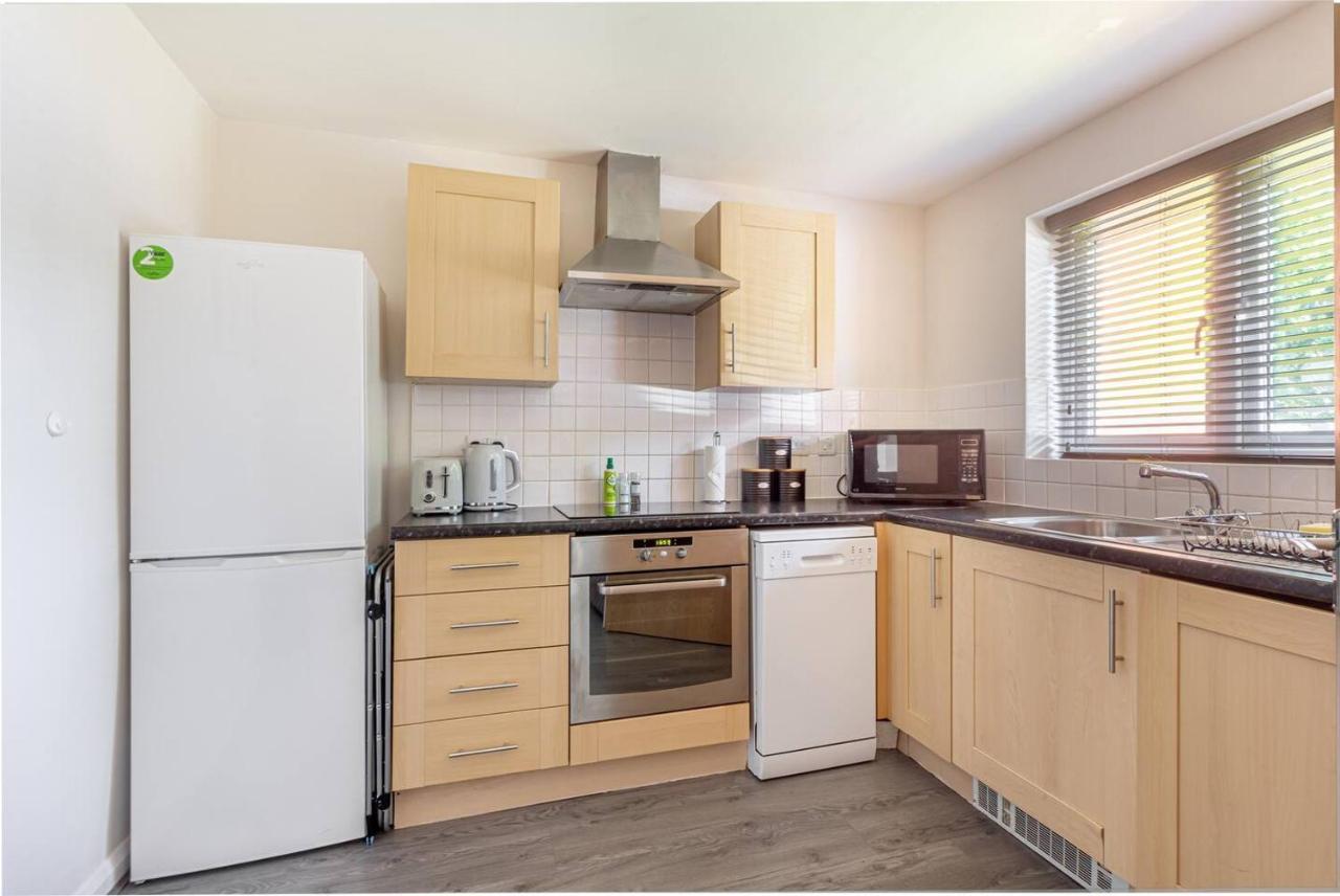 Lovely 2Bed Apt In Redditch, Free Wi-Fi & Parking Esterno foto